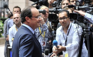 Le président français François Hollande a appelé de ses voeux, à son arrivée mercredi à Bruxelles pour un sommet européen, "des solutions très rapides" pour les pays "en difficulté" financière.