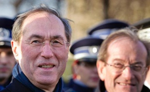 Deux très proches de Nicolas Sarkozy, son ancien ministre de l'Intérieur Claude Guéant et son actuel directeur de cabinet Michel Gaudin, ont été entendus en garde à vue mardi dans l'enquête sur les primes en liquide versées place Beauvau.