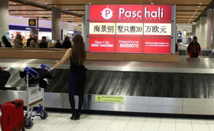 Une femme attend ses bagages à l'aéroport international de Larnaca, dans le sud de Chypre, le 8 février 2013