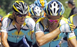 Les coureurs de l'équipe Astana, Lance Armstrong (à gauche) et Alberto Contador, le 12 juillet 2009, lors de la 9e étape du Tour de France.