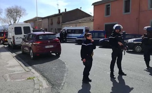 Des policiers bloquent une rue à Trèbes en raison d'une prise d'otages, vendredi 23 mars.