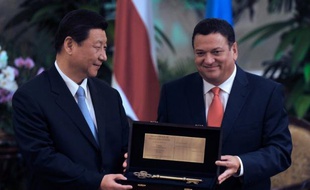 La Chine et la Costa Rica ont souscrit lundi des accords de coopération portant sur plus de deux milliards de dollars, quasiment 4% du PIB de ce petit pays d'Amérique centrale, qui recevait la visite du président chinois, Xi Jinping.
