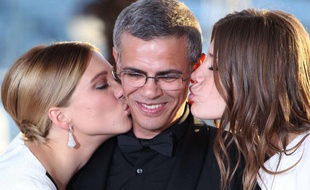 Le réalisateur Abdellatif Kechiche entre les actrices Léa Seydoux et Adèle Exarchopoulos, le 26 mai 2013 à Cannes.