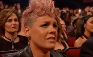 L'image de Pink pendant la prestation de Christina Aguilera aux American Music Awards.