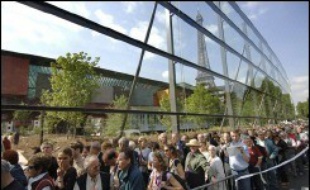 Passionnés d'architecture ou amateurs d'arts premiers, des milliers de personnes ont patiemment enduré plusieurs heures d'attente pour savourer "la petite émotion de voir en premier" le musée du quai Branly, qui ouvrait ses portes vendredi au grand public.