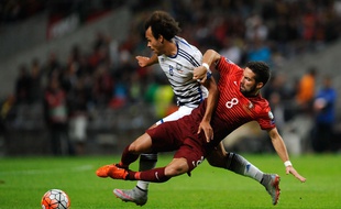 Martin Braithwaite taclé par le milieu de terrain portugais Joao Moutinho lors du match de qualifications à l'Euro 2016, le 8 octobre à Braga.