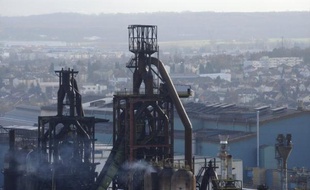 La direction d'ArcelorMittal Florange a démenti vendredi soir avoir arrêté les tours de chauffe d'un des deux hauts-fourneaux encore maintenus en veille sur le site.