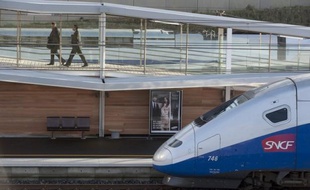 La SNCF a annoncé jeudi un bénéfice net en chute libre (-82%) en 2011, en raison de 840 millions d'euros de dépréciations d'actifs, dont 700 millions au titre de ses rames TGV "pour tenir compte du surdimensionnement" de la flotte, selon son président Guillaume Pepy.