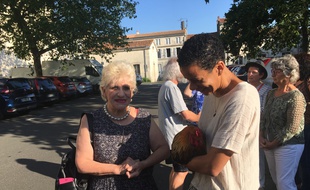 Corinne Fesseau (à gauche) avec l'un de ses soutiens, ce jeudi avant l'audience sur le coq Maurice au tribunal de Rochefort.