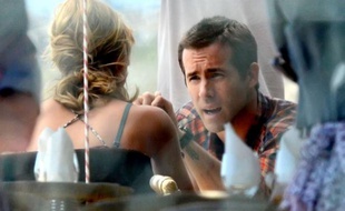 Ryan Reynolds le 19 février 2011 en Afrique du Sud, en train de tourner son nouveau film, «Safe House», avec Nora Arnezeder.