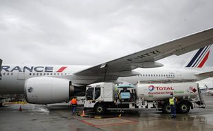 Total verse son mélange de kérosène et d'agrocarburant dans un avion Air France qui va relier Montréal ce jeudi 20 mai 2021.