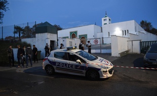 Des policiers devant la mosquée de Bayonne, dans le sud-ouest de la France, le 28 octobre 2019, après que deux personnes aient été blessées dans une fusillade.