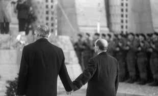 Francois Mitterrand et Helmut Kohl le 22 septembre 1984 à Douaumont