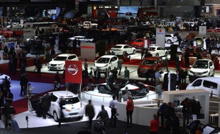 Des visiteurs affluent au Salon de l'automobile de Genève, le 5 mars 2014