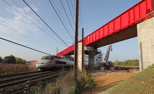 Un TGV passant sous le chantier de la LGV Est. (Archives)
