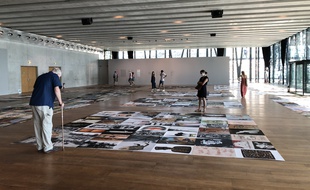L'exposition « Mon nom est personne » donne à voir des oeuvres anonymes, posées à même le sol.