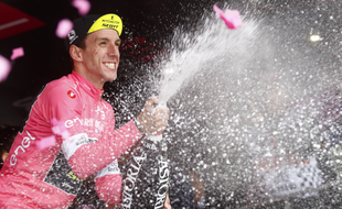 Simon Yates remporte la 9e étape du Giro.