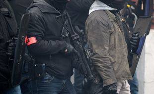 Un policier équipé d'un LBD lors d'une manifestation à Lille.