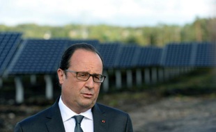 Le président François Hollande visite la Centrale photovoltaique au sol de Roc de Doun, le 18 septembre 2015 à Gros-Chastang