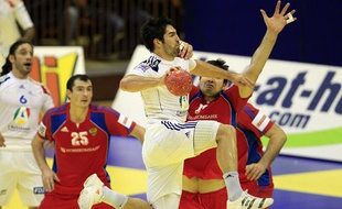 Le Russe Chernoivanov tente de contrer le Français Nikola Karabatic lors du match France-Russie comptant pour le 1er tour de l'Euro 2012 en Serbie, mercredi 18 janvier 2012
