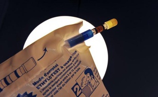 Un homme de 19 ans, hospitalisé en urgence dans la nuit de lundi à mardi pour un traumatisme crânien après une chute dans une bodega à la Feria de Béziers (Hérault), affichait un taux record d'alcoolémie de 7 grammes d'alcool par litre de sang, a-t-on appris mardi auprès des pompiers et des policiers.