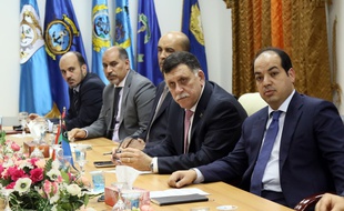 Fayez al-Sarraj (deuxième à partir de la droite) et son gouvernement, le 31 mars 2016, à Tripoli.