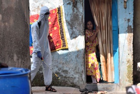 Une opération de désinfection pour lutter contre le coronavirus, à Bombay en Inde le 23 mai 2021.