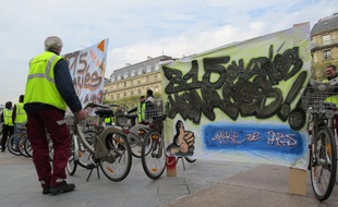 Les salariés de Vélib' devant l'hôtel de ville ce mardi