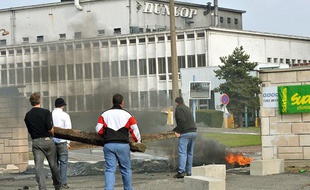 Le 31 octobre les salariés de l'usine Dunlop Goodyear à Amiens ont dû débloquer leur usine suite à une décision de justice.