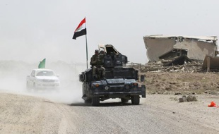 Forces gouvernementales irakiennes en route le 5 juin 2016 vers al-Azraqiyah au nord ouest de Fallouja