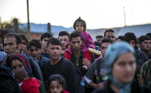 Des migrants attendent un train pour la Serbie après avoir passé la frontière entre la Grèce et la Macédoine près de Gevgelija le 5 novembre 2015