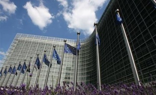 La Commission européenne compte appeler mercredi la France à "mettre en oeuvre" la réduction de son déficit public, qui s'approche de la limite autorisée de 3%, et l'encourager à poursuivre ses réformes structurelles, a-t-on appris vendredi de source européenne.