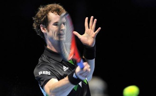 Andy Murray a fait une entrée convaincante dans le Masters en balayant le récent vainqueur du tournoi de Paris-Bercy, le Suédois Robin Soderling, en deux sets 6-2, 6-4 dimanche à Londres.
