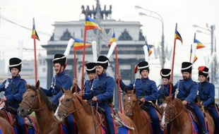 "C'est parti ! Vite ! Vite !", crie le chef cosaque. Dressé sur son cheval, il prend la route dimanche avec son petit bataillon de cavaliers en direction de Paris, un voyage à travers six pays sur les traces des cosaques qui avaient poursuivi Napoléon Ier entre 1812 et 1814.