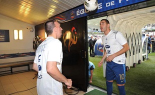 Franck Ribéry et Karim Benzema à l'échauffement avant France-Serbie, le 31 mai 2012 à Reims.
