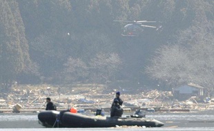 Des recherches pour retrouver les victimes du tsunami, au large du Japon, le 1er avril 2011.