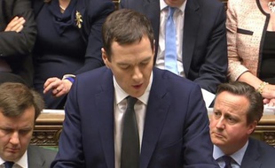 Une capture d'écran montrant le Premier ministre britannique écoutant le ministre des Finances George Osborne à la Chambre des Communes à l'occasion de la présentation du budget rectificatif le 25 novembre 2015