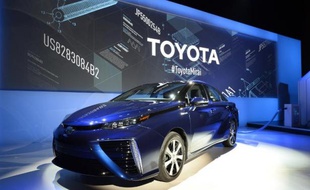 Présentation de la Toyota "Mirai", une voiture à pile à combustible roulant à l'hydrogène, le 5 janvier 2015 au CES de Las Vegas