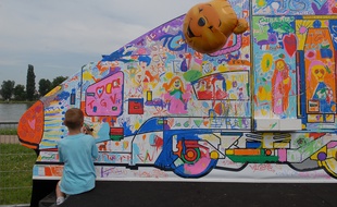 Illustration. Un enfant à la fête du TGV. Le 10 06 07