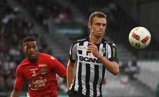 Le défenseur central d'Angers Romain Thomas face à Nice.