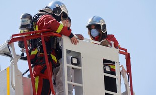Des sapeurs-pompiers et sapeuses-pompières de Paris. (illustration)