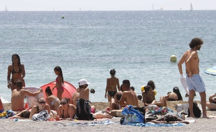 Illustration de touristes sur une plage de la Méditerranée.