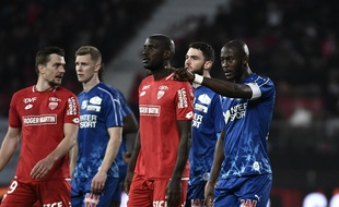 Prince Gouano indique la tribune d'où sont parvenus des cris racistes.