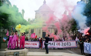 Pour Frigide Barjot, chef de file des opposants, il s'agit d'une "provocation" et d'un "changement de civilisation". Son collectif de "La Manif pour tous", qui a organisé plusieurs manifestations depuis novembre 2012, a appelé à un nouveau rassemblement national le 26 mai.