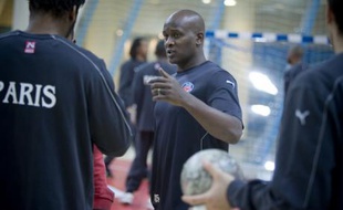 L'entraîneur du Paris-Handball, Olivier Girault, lors d'un entraînement au stade Pierre de Coubertin, le 1er décembre 2008.