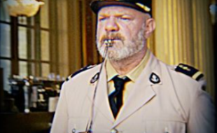 Philippe Etchebest déguisé en gendarme devant son restaurant pour moquer le pass sanitaire