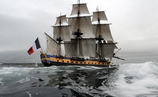 L'Hermione arrive dans la rade de Brest, le 10 août 2015.