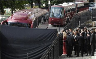 Le basketteur français Tony Parker et l'actrice américaine Eva Longoria ont été hués par leurs fans samedi à Paris, dépités de n'avoir rien vu de leur mariage religieux, tout ayant été mis en oeuvre pour préserver l'exclusivité accordée par le couple à un magazine people.