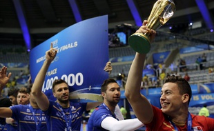 Jénia Grebennikov soulève le trophée de la Ligue mondiale, remportée en juillet 2015 par l'équipe de France.