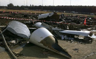 Les débris du Concorde le 26 juillet 2000 au lendemain du crash à Gonesse